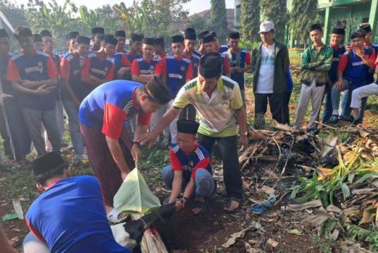 Siswa MA NU Nahdlatul Fata Petekeyan Dibekali Keterampilan Sembelih Hewan Qurban
