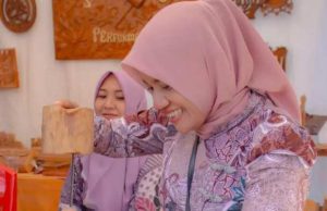 Rumini, Perempuan yang Setia Menjaga Kelestarian Seni Ukir Jepara