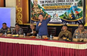 Karimunjawa Destinasi Wisata, Lomba Desa Didorong Lestarikan Lingkungan JEPARA (SUARABARU.ID) – Penilaian Lomba Desa dalam rangka Bulan Bakti Gotong Royong Masyarakat (BBGRM) Tahun 2026 di Desa Karimunjawa, Kecamatan Karimunjawa, telah dilakukan Sabtu (6/6/2026). Kegiatan tersebut dihadiri Kepala Dinsospermasdes Kabupaten Jepara Moh Ali yang mewakili Bupati Jepara H. Witiarso Utomo, Pelaksana Harian (Plh) Camat Karimunjawa Muslichan, Kepala Desa Karimunjawa Arif Setiawan, serta jajaran Forkopimcam Karimunjawa. Dalam laporannya, Plh Camat Karimunjawa Muslichan menyampaikan bahwa budaya gotong royong masyarakat Karimunjawa masih terjaga dengan baik dan menjadi kekuatan utama dalam mendukung pembangunan daerah. “Gotong royong masyarakat Karimunjawa masih sangat kuat, terutama dalam menjaga kelestarian lingkungan dan mendukung sektor pariwisata,” ujar Muslichan. Menurutnya, semangat kebersamaan masyarakat terlihat dalam upaya menjaga kebersihan dan kelestarian lingkungan, termasuk kawasan wisata bahari yang menjadi daya tarik utama Karimunjawa. Kesadaran kolektif tersebut juga berperan penting dalam mendukung perekonomian masyarakat yang banyak bergantung pada sektor pariwisata dan UMKM. Kepala Dinsospermasdes Kabupaten Jepara Moh Ali mengingatkan pentingnya sinergi antara pemerintah kecamatan, pemerintah desa, instansi lintas sektor, dan masyarakat dalam menjaga kebersihan lingkungan. “Alun-alun, jalan protokol, dan kawasan wisata harus selalu terjaga kebersihannya sebagai wajah utama Karimunjawa,” kata Moh Ali. Menurut Muh Ali, Karimunjawa merupakan destinasi wisata unggulan Kabupaten Jepara yang banyak dikunjungi wisatawan domestik maupun mancanegara. Karena itu, budaya gotong royong perlu terus diperkuat agar kebersihan dan kenyamanan kawasan wisata tetap terjaga. Dalam penilaian BBGRM, terdapat empat aspek utama yang menjadi indikator penilaian, yaitu bidang kemasyarakatan, bidang ekonomi, bidang lingkungan, serta bidang sosial kemasyarakatan dan keagamaan. Melalui kegiatan tersebut, Pemerintah Kabupaten Jepara berharap semangat gotong royong terus tumbuh dan berkembang di tengah masyarakat sehingga mampu mendukung pembangunan desa yang berkelanjutan, meningkatkan kesejahteraan warga, serta menjaga kelestarian lingkungan di seluruh wilayah Kabupaten Jepara. Septiana Wibowo