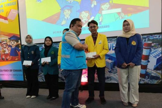 PLN IP UBP Semarang Bersama IZI Jateng Salurkan Beasiswa Pendidikan SD hingga Perguruan Tinggi