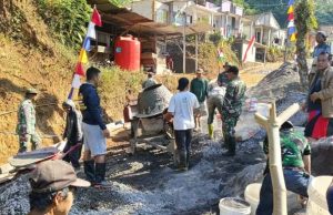 Medan Terjal Tak Surutkan Semangat Satgas TMMD Purworejo dalam Pengecoran Jalan