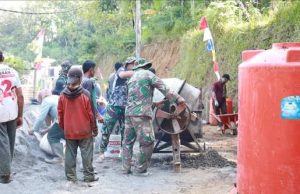 Gotong Royong Jadi Kekuatan TMMD Bangun Jalan Desa Watuduwur