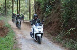 Susuri Perbukitan, Dansatgas TMMD Purworejo Naik Motor Tinjau Progres Pengecoran Jalan