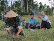 Satgas TMMD Bantu Warga Cari Rumput, Kedekatan TNI dengan Masyarakat Kian Terasa