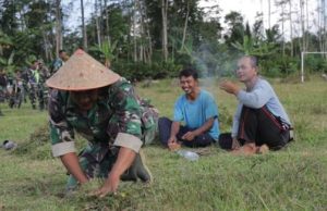 Satgas TMMD Bantu Warga Cari Rumput, Kedekatan TNI dengan Masyarakat Kian Terasa
