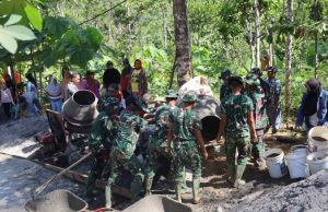 Satgas TMMD Bersama Warga Gotong Royong Geser Mesin Molen