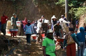 Hari Libur, Semangat Satgas TMMD-Warga Makin Meningkat dalam Pengecoran Jalan Rabat Beton