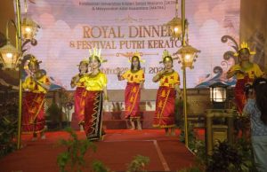 Rektor UKSW Sambut Puluhan Raja dan Permaisuri Nusantara dengan Tarian Etnis Mahasiswa