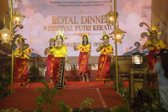 Rektor UKSW Sambut Puluhan Raja dan Permaisuri Nusantara dengan Tarian Etnis Mahasiswa