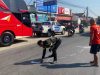 Gagal Nyalip Membentur Bodi Bus, Pembonceng Motor Mengalami Luka