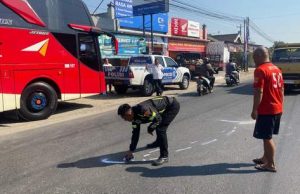 Gagal Nyalip Membentur Bodi Bus, Pembonceng Motor Mengalami Luka