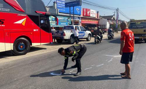 Gagal Nyalip Membentur Bodi Bus, Pembonceng Motor Mengalami Luka
