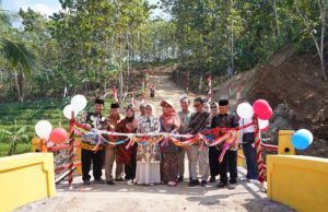 Jalan dan Jembatan Siti Sudar di Plumbon, dari Dana Pribadi Keluarga