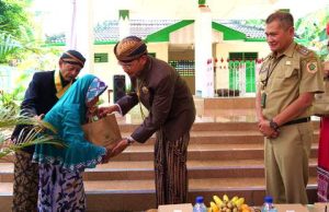 Penyerahan Berkah Sura Dipusatkan di Monumen Watu Gilang