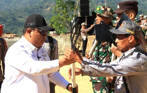 Ditandai dengan Penyerahan Alat Kerja