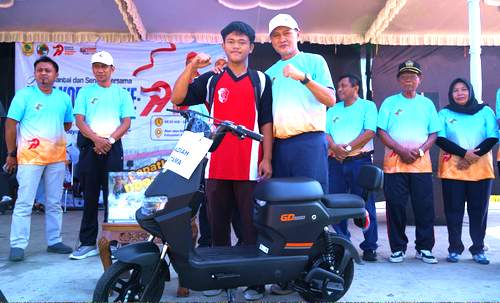 Dimeriahkan Gerak Jalan Massal Berhadiah dan Bazar Sembako Murah