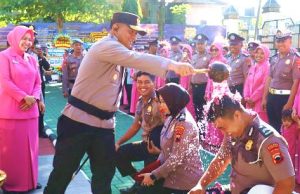 Naik Pangkat, Menerima Siraman Air Bunga