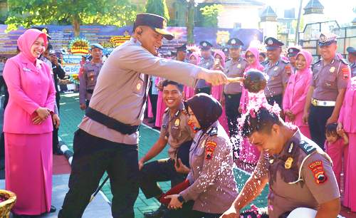 Naik Pangkat, Menerima Siraman Air Bunga