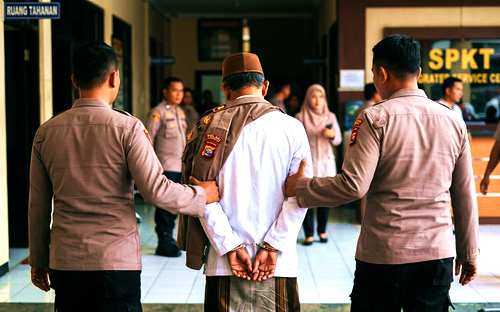 Ditahan, Oknum Polisi Pengasuh Pondok Pesantren yang Melakukan Pencabulan