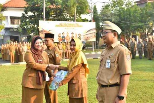 Pemkab Batang Serahkan Kenaikan Pangkat kepada 43 ASN