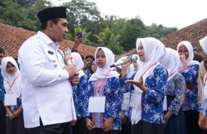 Pantau MPLS di Cilacap, Wagub Taj Yasin Ajak Siswa Rancang Rencana Masa Depan