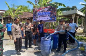 Musim Kemarau Melanda, Water Canon Polres Grobogan Hadir Bawa Air Bersih untuk Warga Cingkrong