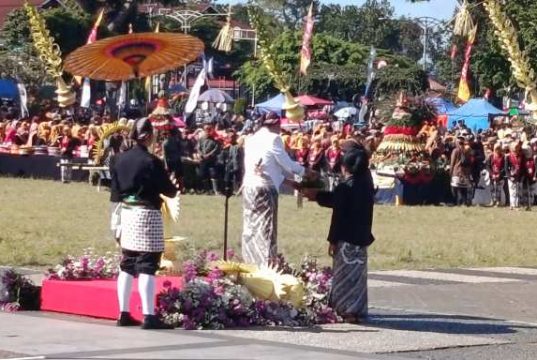 Prosesi Hari Jadi Ke-201 Wonosobo : Dari Pisowanan Agung Rebutan Gunungan Hasil Pertanian
