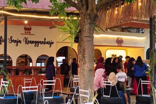 Meneguk Inspirasi di Koffie Senja Krangganharjo: Kala Senja, Racikan Kopi, dan Sajian Otentik Menyatu dalam Bentang Sawah