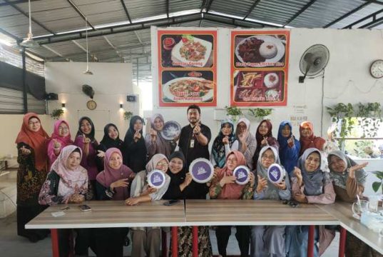 Anggota DPRD Kota Tegal Serahkan Bantuan Rebana Kepada Pokja I PKK Debong Tengah