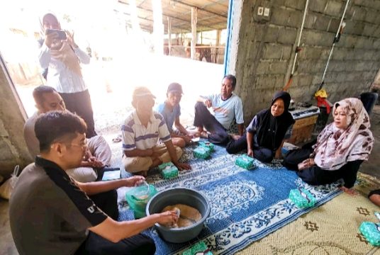 Tim Unimma-UGM Gelar Pelatihan Pembuatan Biskuit bagi Ternak