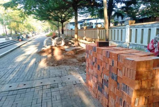 Pembangunan Kios Pedagang di Pinggir Lapangan Sawitan Mulai Dikerjakan