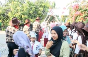 MPLS di Sendanggayam, Guru Pakai Kostum Koboi Sambut Murid Baru