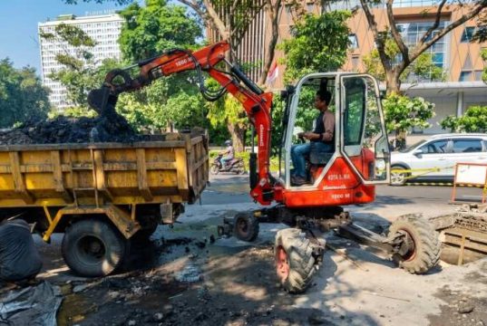 Sedimentasi Drainase Simpang Lima Dikeruk, Antisipasi Genangan Banjir