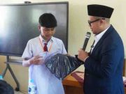 Ribuan Pelajar SD dan SMP di Batang Terima Seragam Gratis