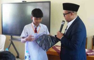 Ribuan Pelajar SD dan SMP di Batang Terima Seragam Gratis