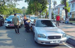 Mobil Nekat Parkir Liar di Jalan Pahlawan Semarang, Roda Digembok