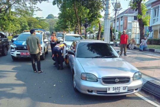 Mobil Nekat Parkir Liar di Jalan Pahlawan Semarang, Roda Digembok