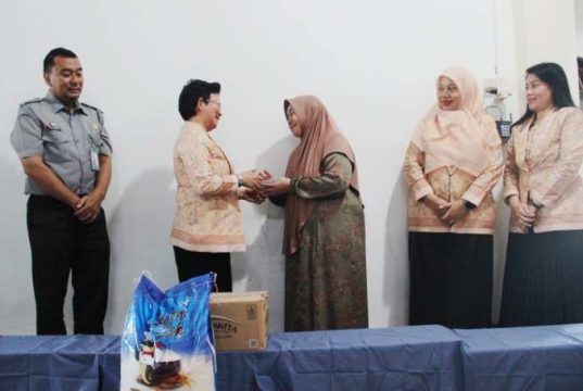 Kanwil Kemenkum Jateng Bersama DWP Berbagi untuk Santri dan Keluarga Pegawai