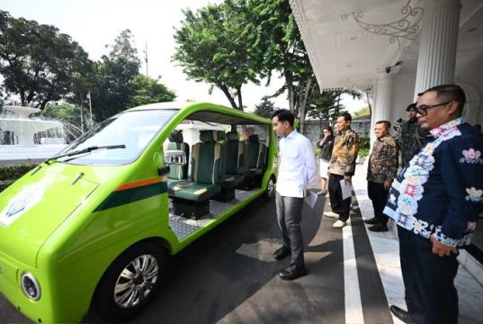 Hebat! Wapres Gibran Kepincut Mobil Listrik Molisa Karya Mahasiswa FTI Unissula, Diundang Khusus ke Istana Negara