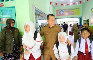 Bupati Kudus Antar Puterinya di Hari Pertama Masuk Sekolah
