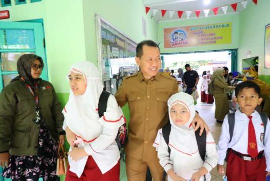 Bupati Kudus Antar Puterinya di Hari Pertama Masuk Sekolah
