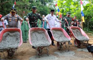Peletakan Batu Pertama Tanda Dimulainya Pembangunan Sasaran Fisik TMMD di Desa Watuduwur