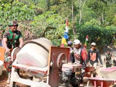 Sertu Sugiyanto Dipercaya Jadi Operator Mesin Molen Pengecoran Jalan TMMD di Desa Watuduwur