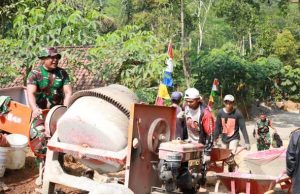 Sertu Sugiyanto Dipercaya Jadi Operator Mesin Molen Pengecoran Jalan TMMD di Desa Watuduwur