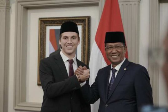 Menteri Hukum Supratman Andi Agtas Ambil Sumpah WNI asal Hawai USA, Luke Anthony Vickery