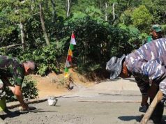Prajurit TNI AL Perkuat Pembangunan Jalan TMMD Watuduwur