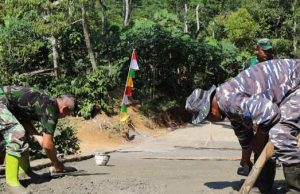Prajurit TNI AL Perkuat Pembangunan Jalan TMMD Watuduwur