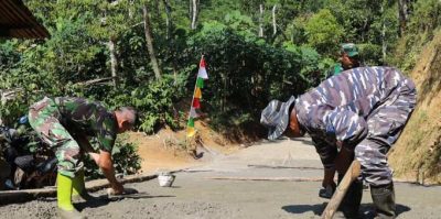 Prajurit TNI AL Perkuat Pembangunan Jalan TMMD Watuduwur - SuaraBar…