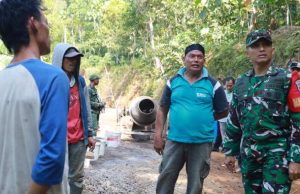Dansatgas TMMD Tinjau Progres Rabat Beton Desa Watuduwur