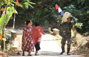 Satgas TMMD Bantu Warga Melangsir Air Bersih dari Sumber Mata Air Desa Watuduwur